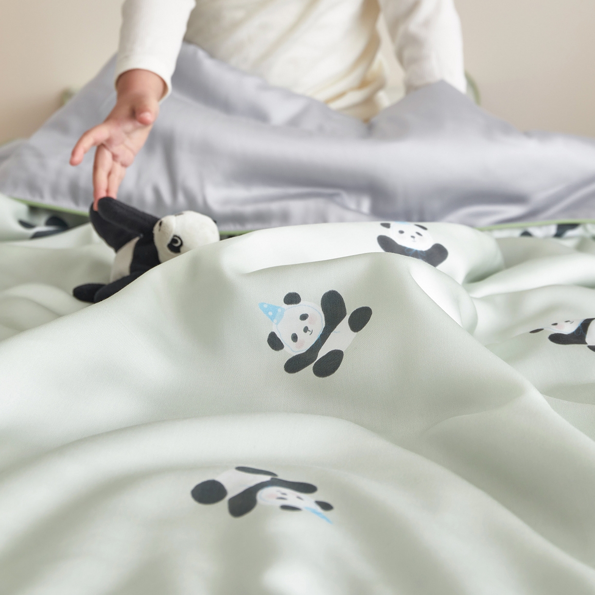 91家纺网 家纺一手货源 找家纺 荷马之梦 2026新款A类60s兰精天丝原创手绘卡通大豆纤维儿童夏被 胖达