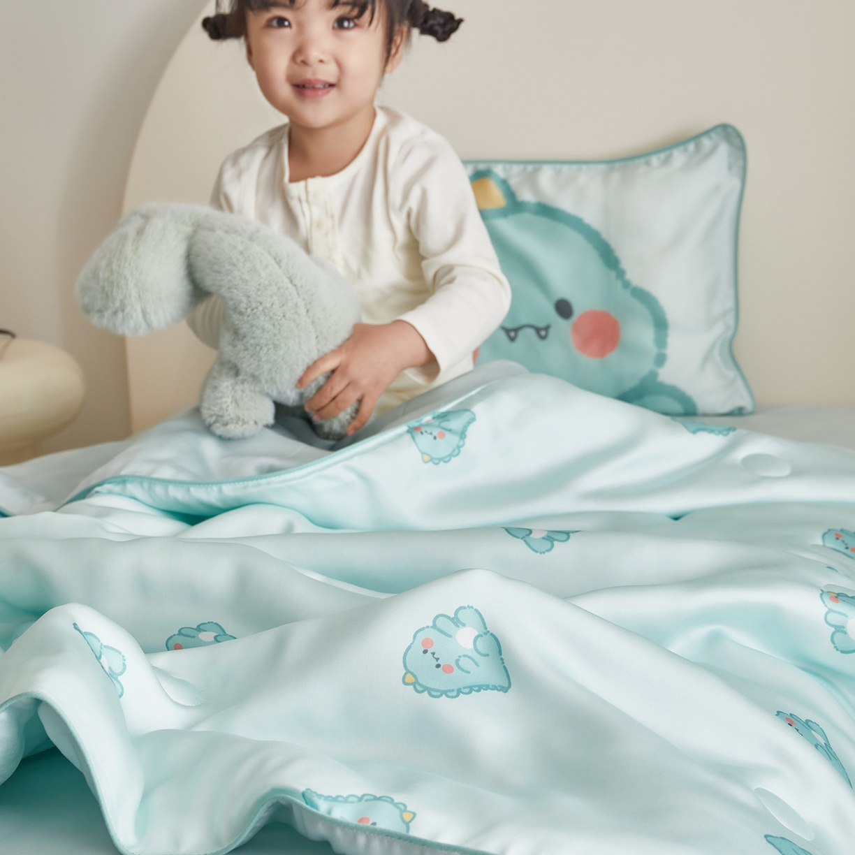 91家纺网 家纺一手货源 找家纺 荷马之梦 2026新款A类60s兰精天丝原创手绘卡通大豆纤维儿童夏被 亲亲恐龙