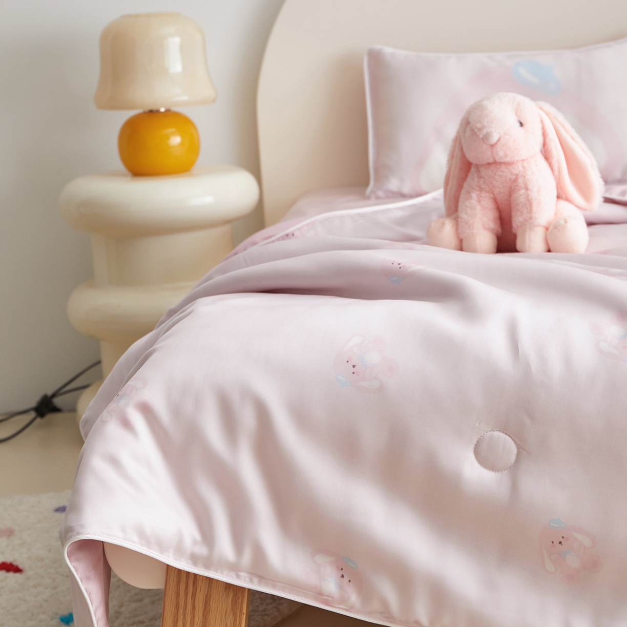 91家纺网 家纺一手货源 找家纺 荷马之梦 2026新款A类60s兰精天丝原创手绘卡通大豆纤维儿童夏被 米米兔