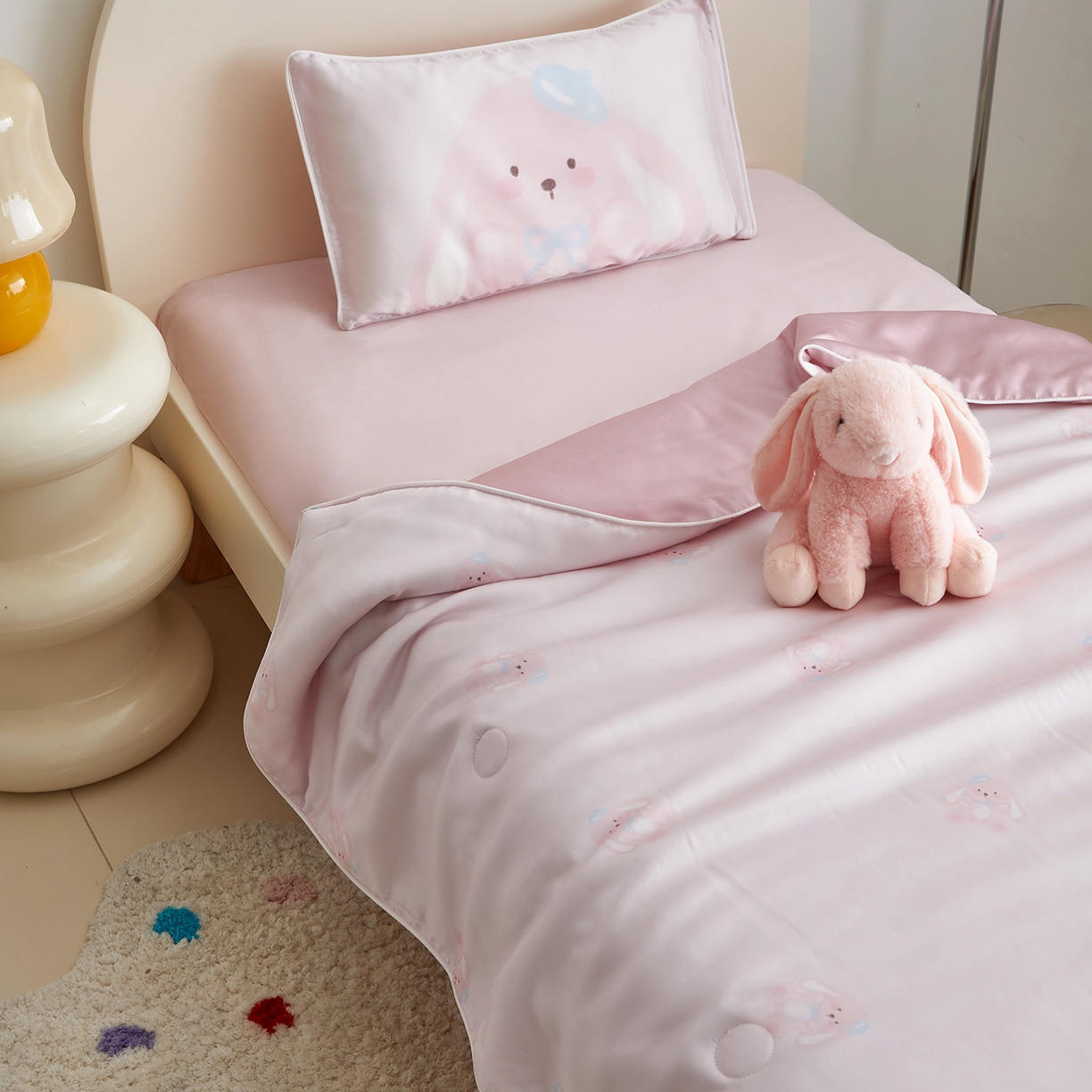 91家纺网 家纺一手货源 找家纺 荷马之梦 2026新款A类60s兰精天丝原创手绘卡通大豆纤维儿童夏被 米米兔