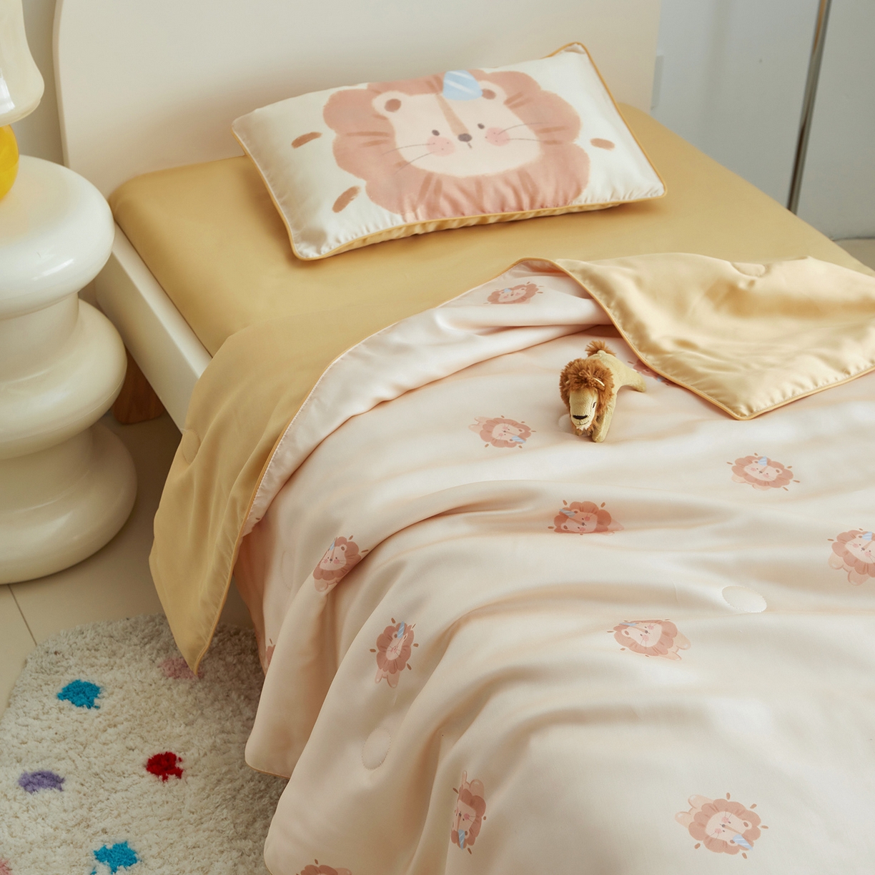 91家纺网 家纺一手货源 找家纺 荷马之梦 2026新款A类60s兰精天丝原创手绘卡通大豆纤维儿童夏被 萌小狮