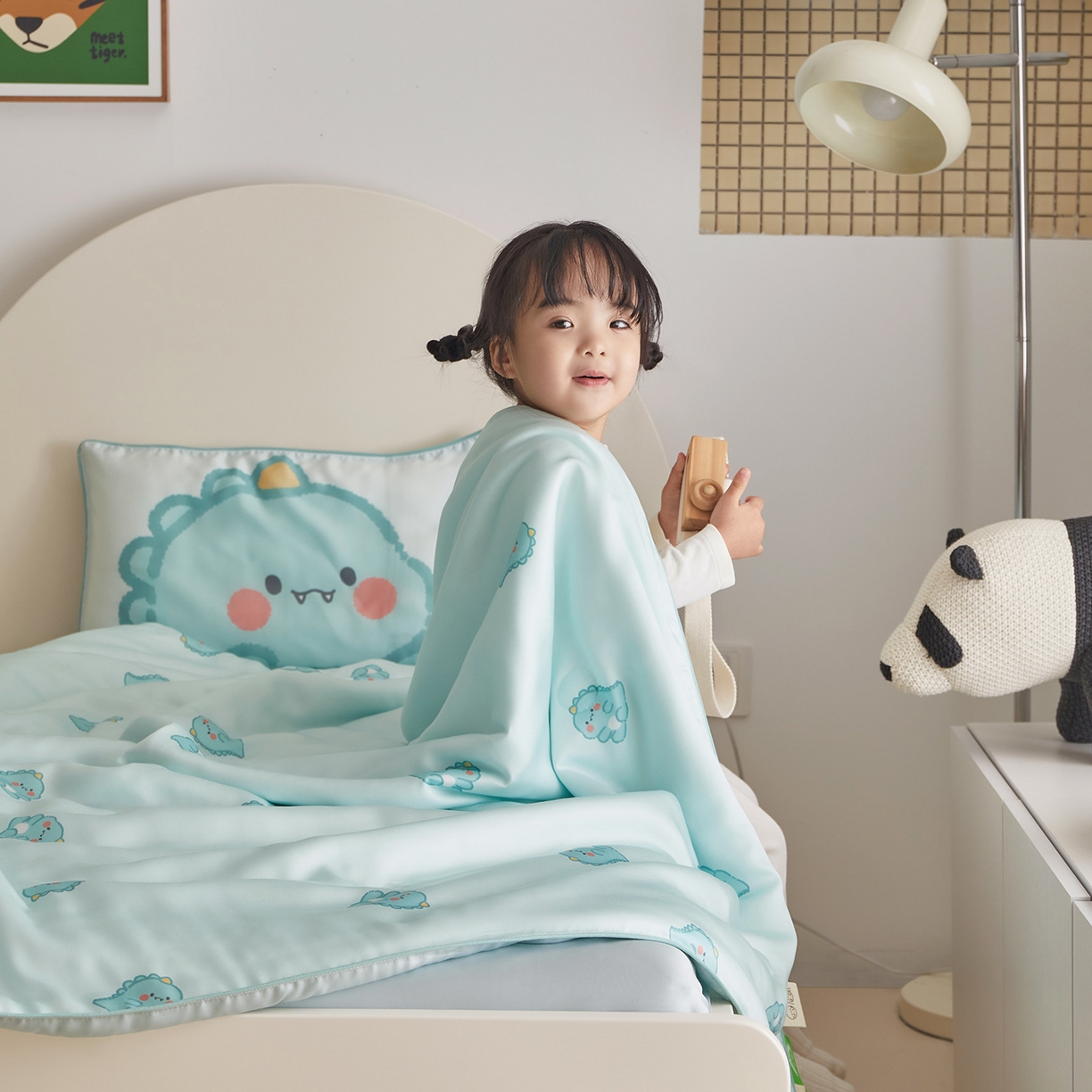 91家纺网 家纺一手货源 找家纺 荷马之梦 2026新款A类60s兰精天丝原创手绘卡通大豆纤维儿童夏被 亲亲恐龙