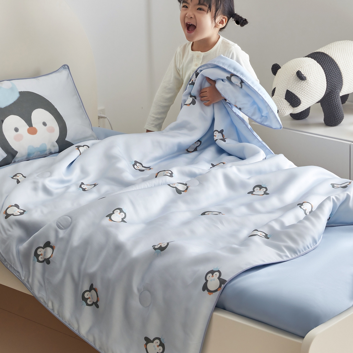 91家纺网 家纺一手货源 找家纺 荷马之梦 2026新款A类60s兰精天丝原创手绘卡通大豆纤维儿童夏被 花生企鹅