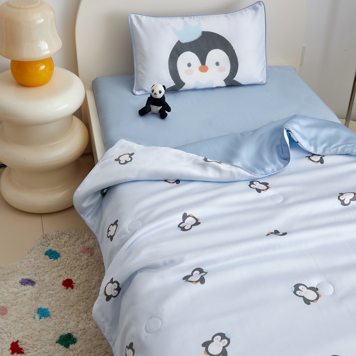 91家纺网 家纺一手货源 找家纺 荷马之梦 2026新款A类60s兰精天丝原创手绘卡通大豆纤维儿童夏被 花生企鹅