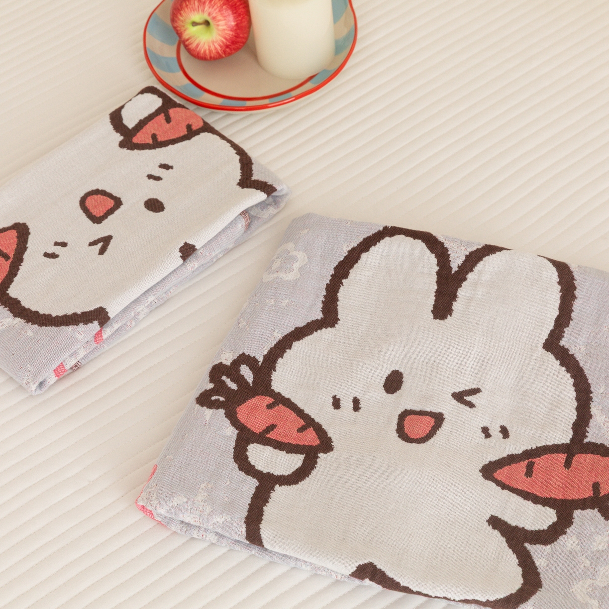 91家纺网 家纺一手货源 找家纺 乐家毛巾被（工厂自产自销） 2026新款四层色织全棉提花纱布软萌枕巾 萝卜兔子