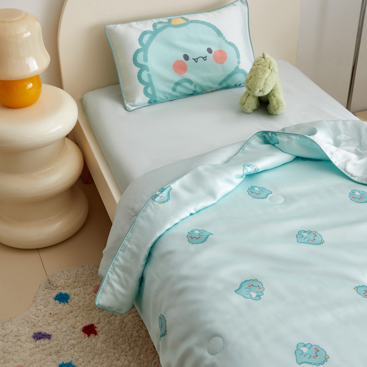 91家纺网 家纺一手货源 找家纺 荷马之梦 2026新款A类60s兰精天丝原创手绘卡通大豆纤维儿童夏被 亲亲恐龙