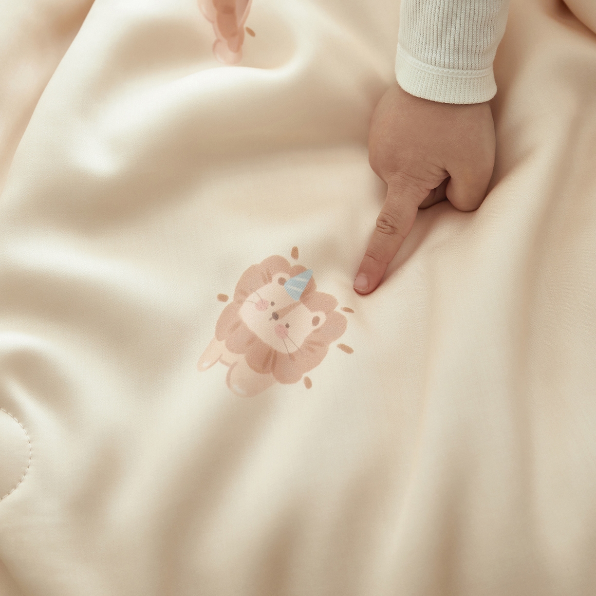 91家纺网 家纺一手货源 找家纺 荷马之梦 2026新款A类60s兰精天丝原创手绘卡通大豆纤维儿童夏被 萌小狮