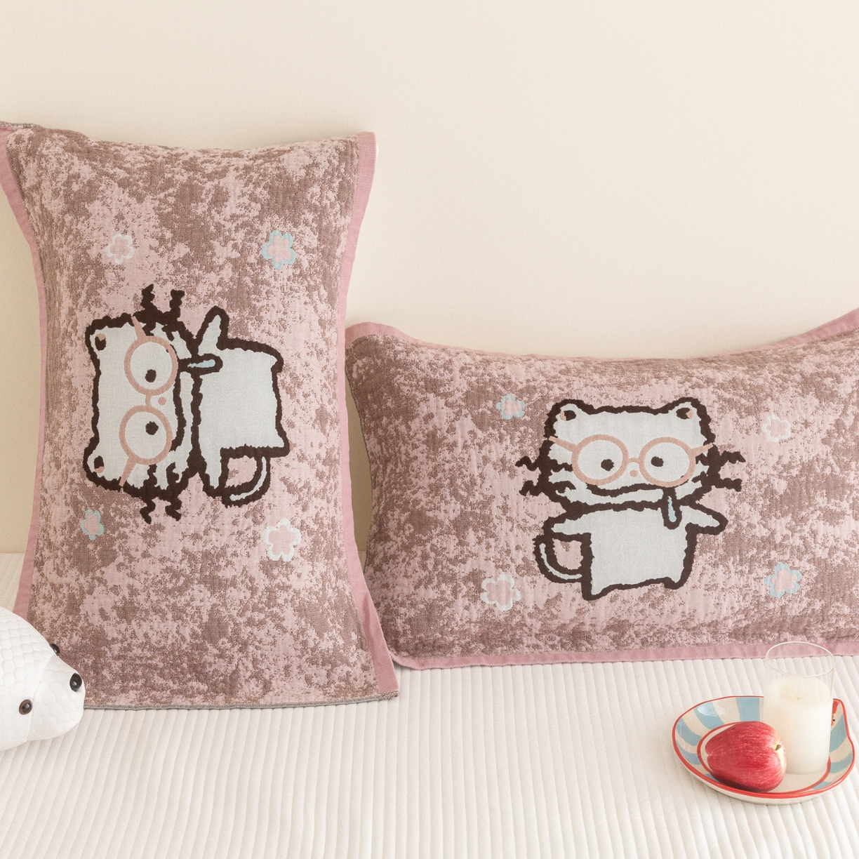 91家纺网 家纺一手货源 找家纺 乐家毛巾被（工厂自产自销） 2026新款四层色织全棉提花纱布软萌枕巾 眼镜猫