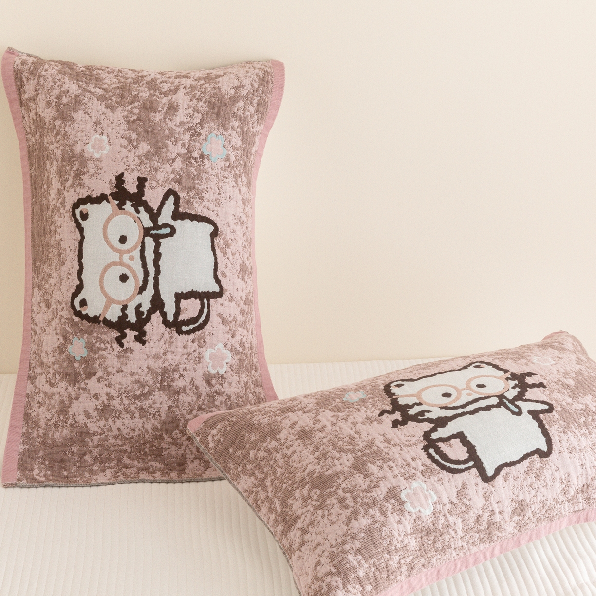 91家纺网 家纺一手货源 找家纺 乐家毛巾被（工厂自产自销） 2026新款四层色织全棉提花纱布软萌枕巾 眼镜猫