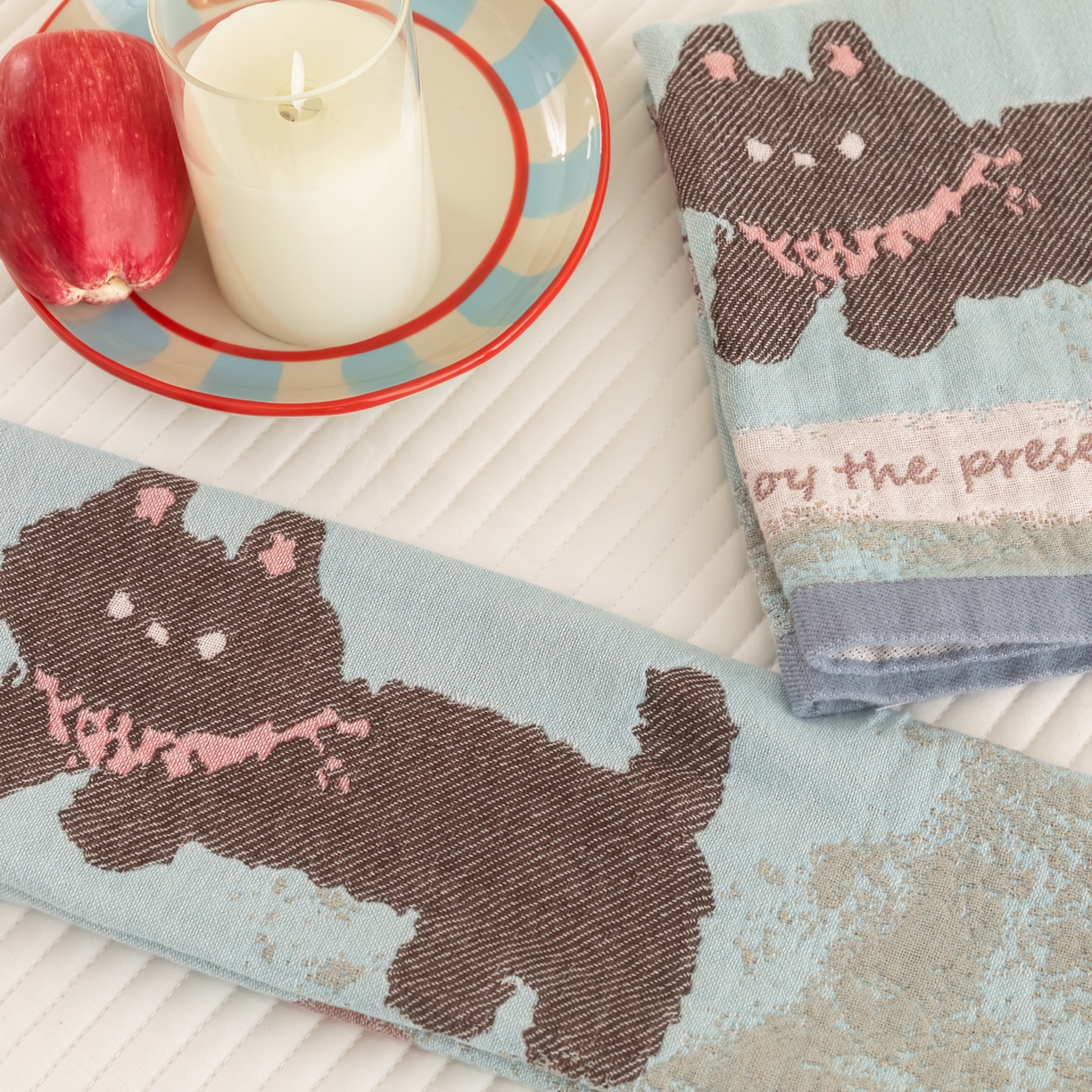 91家纺网 家纺一手货源 找家纺 乐家毛巾被（工厂自产自销） 2026新款四层色织全棉提花纱布软萌枕巾 黑猫小鱼