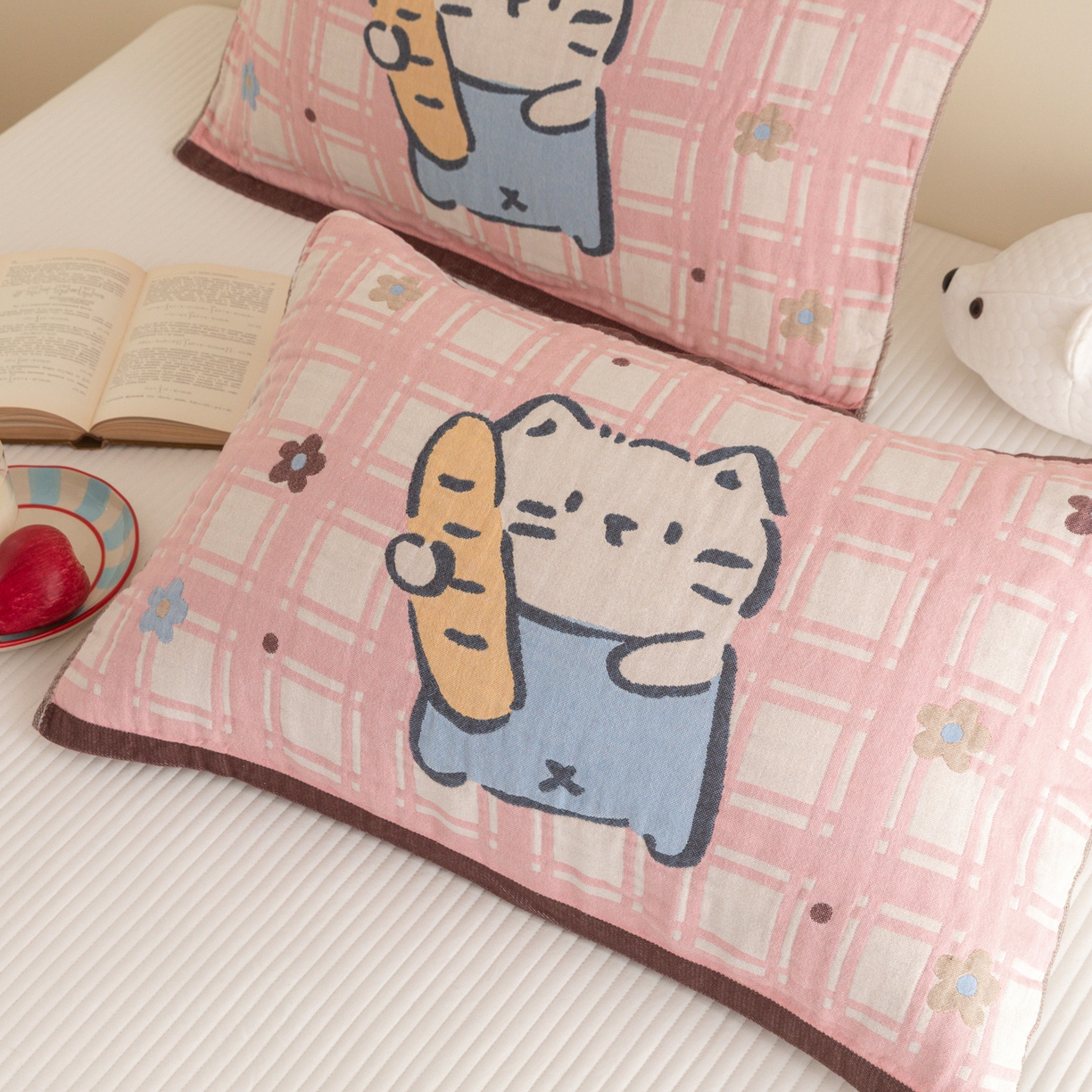 91家纺网 家纺一手货源 找家纺 乐家毛巾被（工厂自产自销） 2026新款四层色织全棉提花纱布软萌枕巾 面包小猫