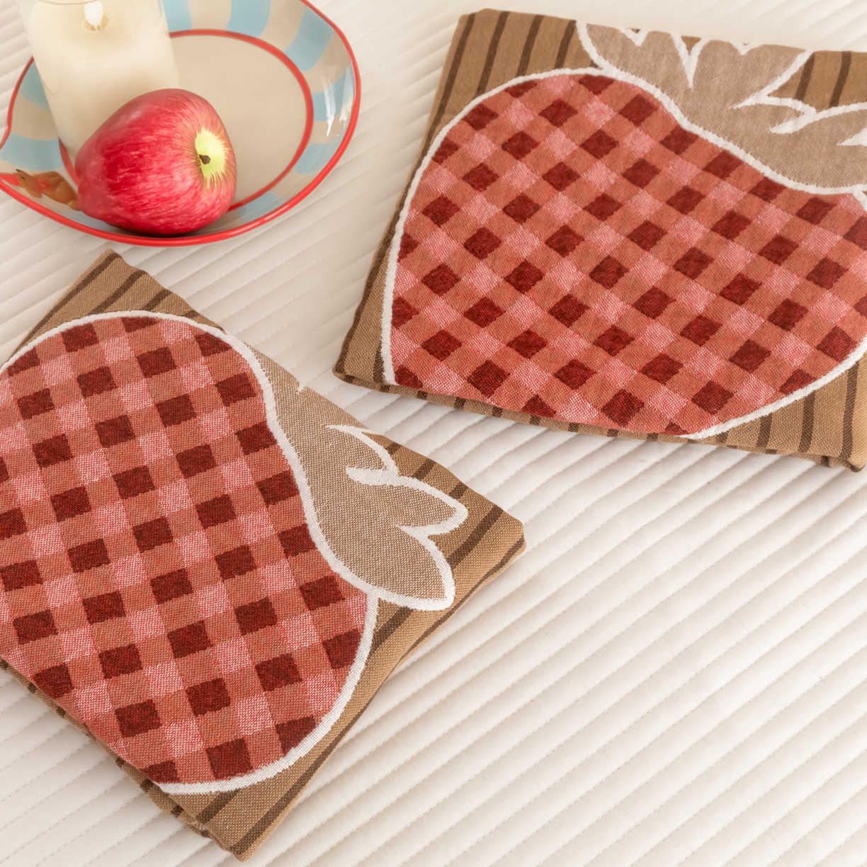 91家纺网 家纺一手货源 找家纺 乐家毛巾被（工厂自产自销） 2026新款四层色织全棉提花纱布软萌枕巾 条纹草莓