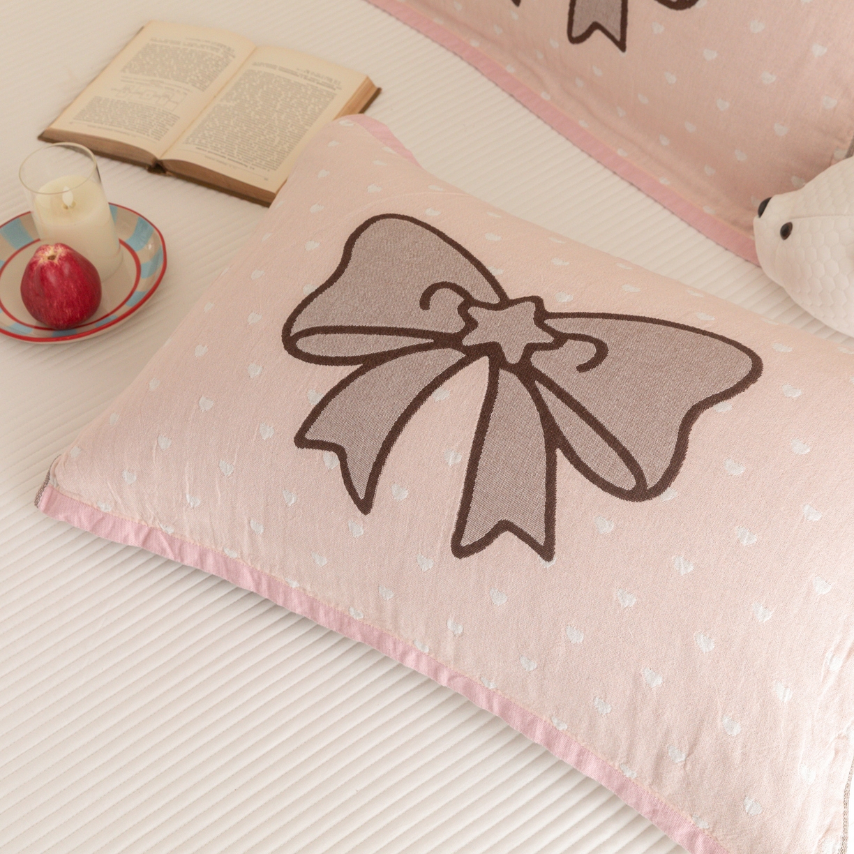 91家纺网 家纺一手货源 找家纺 乐家毛巾被（工厂自产自销） 2026新款四层色织全棉提花纱布软萌枕巾 蝴蝶结