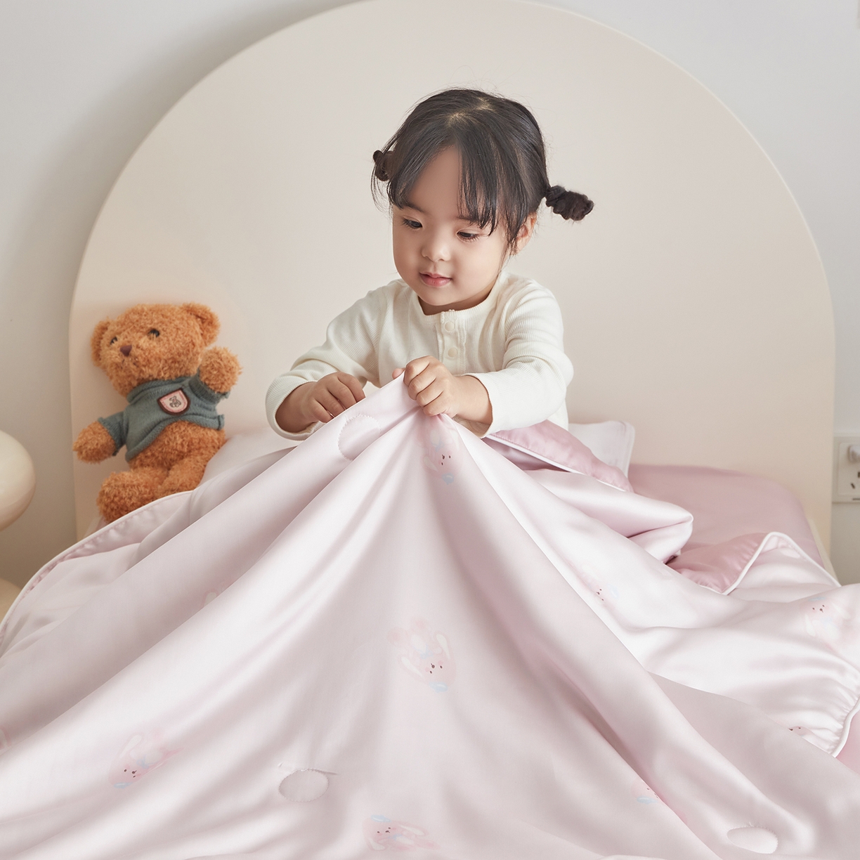 91家纺网 家纺一手货源 找家纺 荷马之梦 2026新款A类60s兰精天丝原创手绘卡通大豆纤维儿童夏被 米米兔