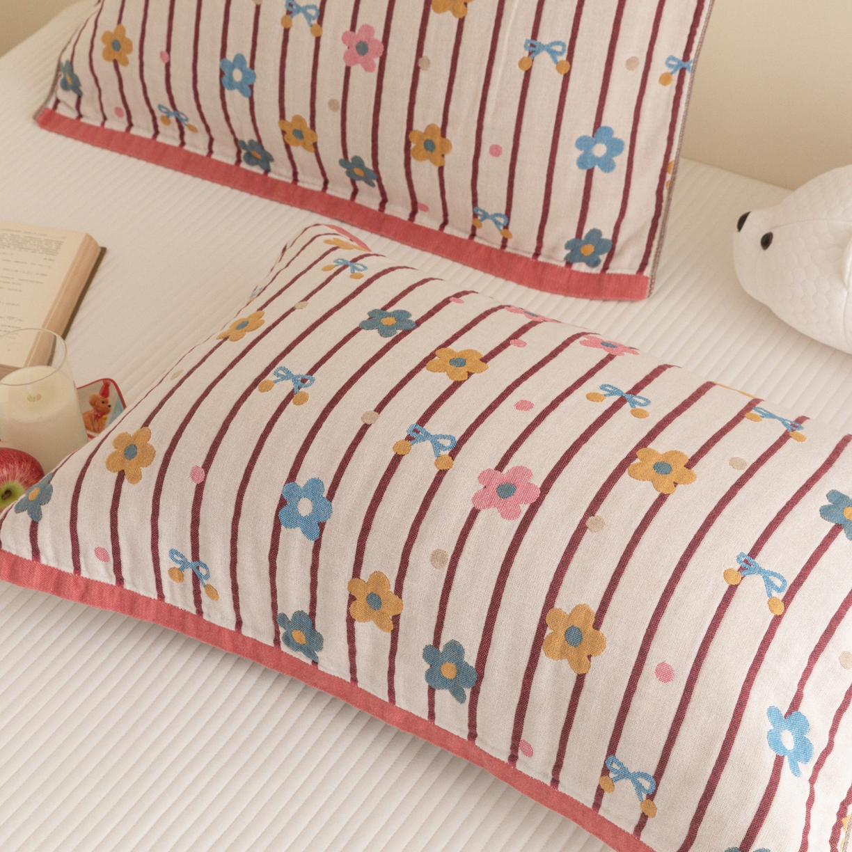 91家纺网 家纺一手货源 找家纺 乐家毛巾被（工厂自产自销） 2026新款四层色织全棉提花纱布软萌枕巾 白底条纹花