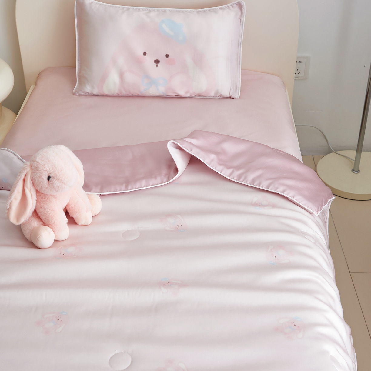 91家纺网 家纺一手货源 找家纺 荷马之梦 2026新款A类60s兰精天丝原创手绘卡通大豆纤维儿童夏被 米米兔