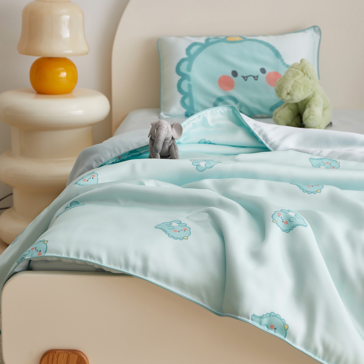 91家纺网 家纺一手货源 找家纺 荷马之梦 2026新款A类60s兰精天丝原创手绘卡通大豆纤维儿童夏被 亲亲恐龙