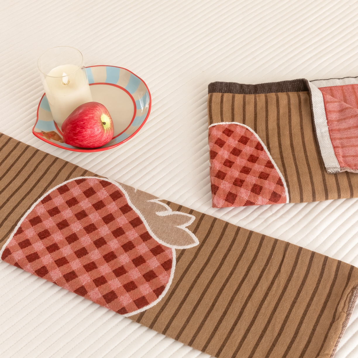 91家纺网 家纺一手货源 找家纺 乐家毛巾被（工厂自产自销） 2026新款四层色织全棉提花纱布软萌枕巾 条纹草莓