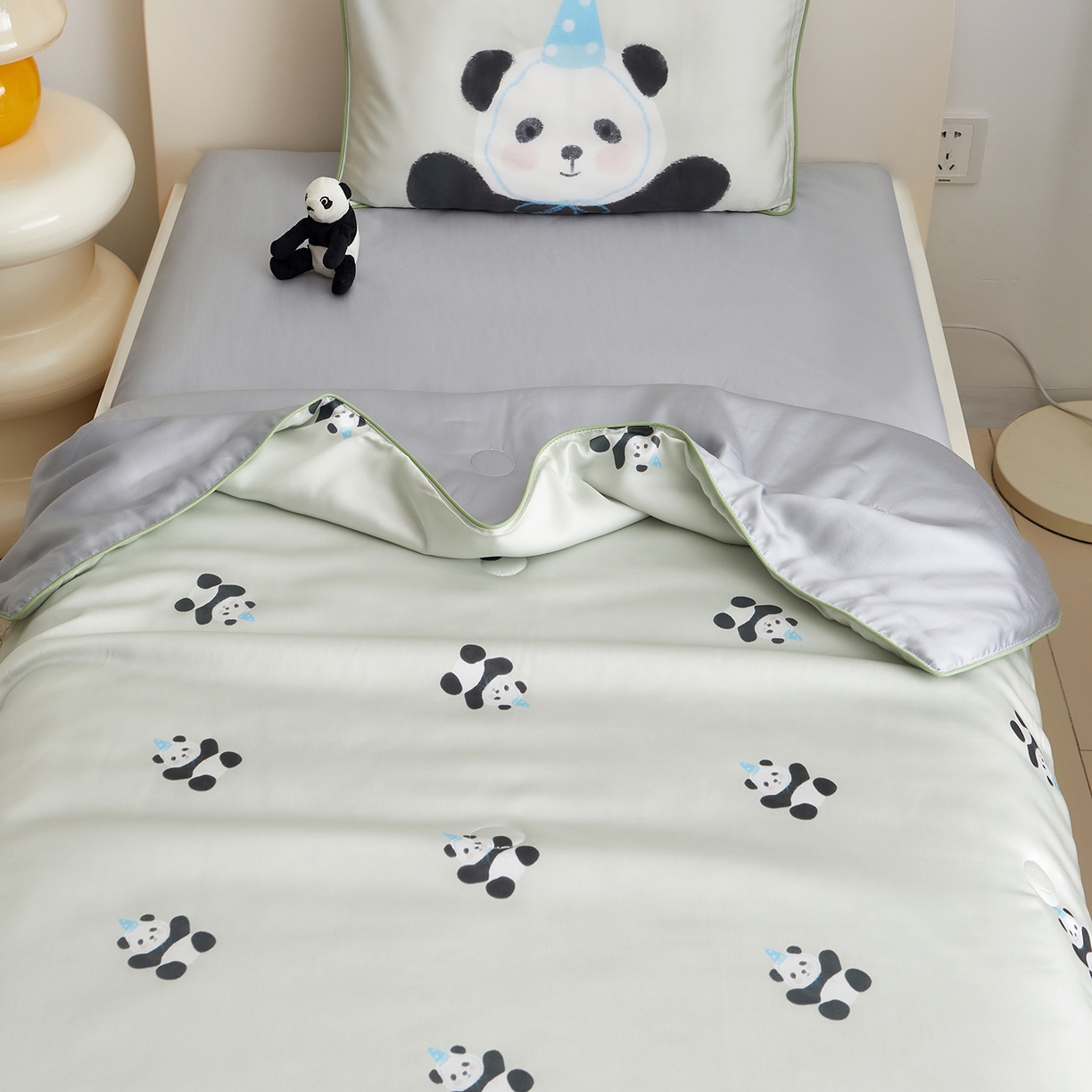 91家纺网 家纺一手货源 找家纺 荷马之梦 2026新款A类60s兰精天丝原创手绘卡通大豆纤维儿童夏被 胖达