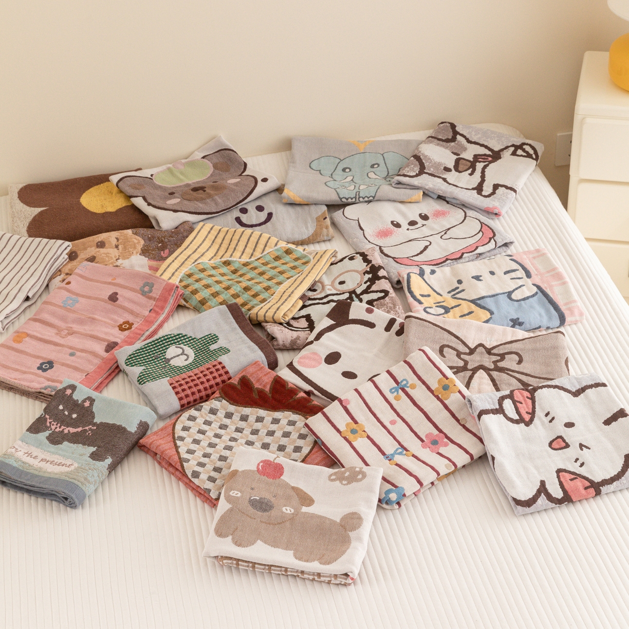 91家纺网 家纺一手货源 找家纺 乐家毛巾被（工厂自产自销） 2026新款四层色织全棉提花纱布软萌枕巾 组合图