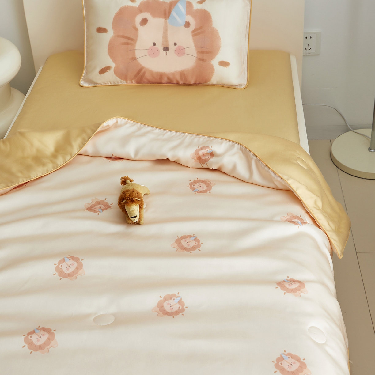 91家纺网 家纺一手货源 找家纺 荷马之梦 2026新款A类60s兰精天丝原创手绘卡通大豆纤维儿童夏被 萌小狮