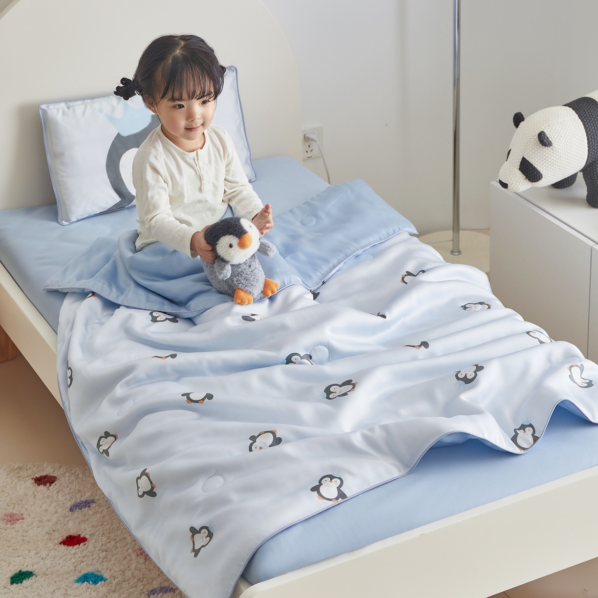 91家纺网 家纺一手货源 找家纺 荷马之梦 2026新款A类60s兰精天丝原创手绘卡通大豆纤维儿童夏被 花生企鹅