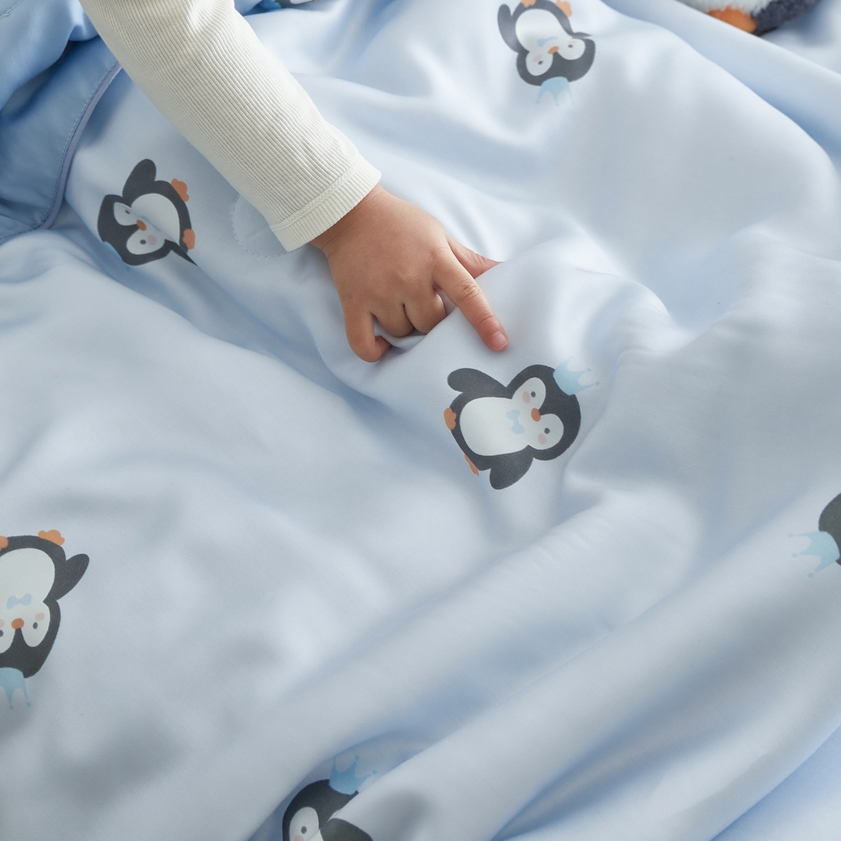 91家纺网 家纺一手货源 找家纺 荷马之梦 2026新款A类60s兰精天丝原创手绘卡通大豆纤维儿童夏被 花生企鹅