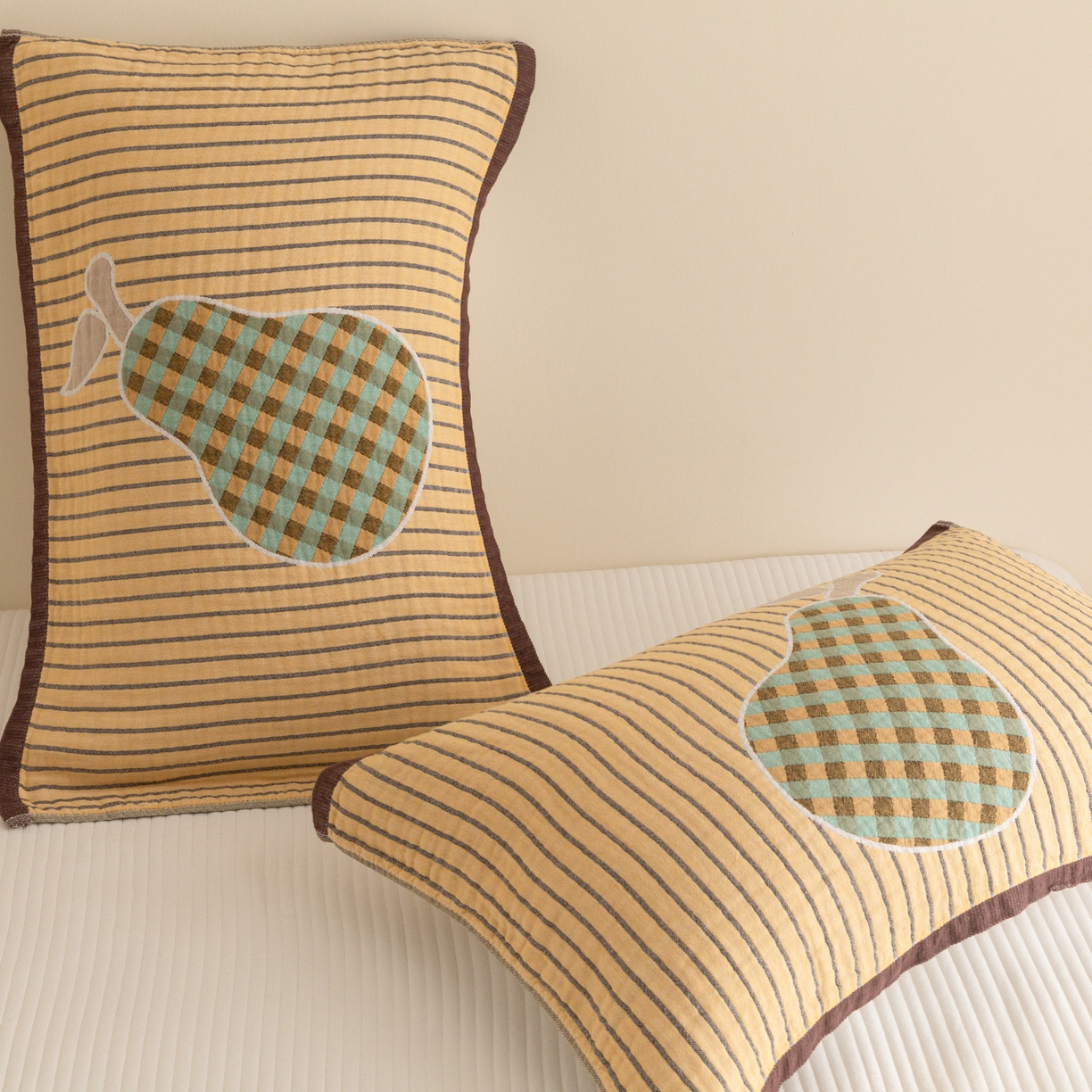 91家纺网 家纺一手货源 找家纺 乐家毛巾被（工厂自产自销） 2026新款四层色织全棉提花纱布软萌枕巾 条纹鸭梨