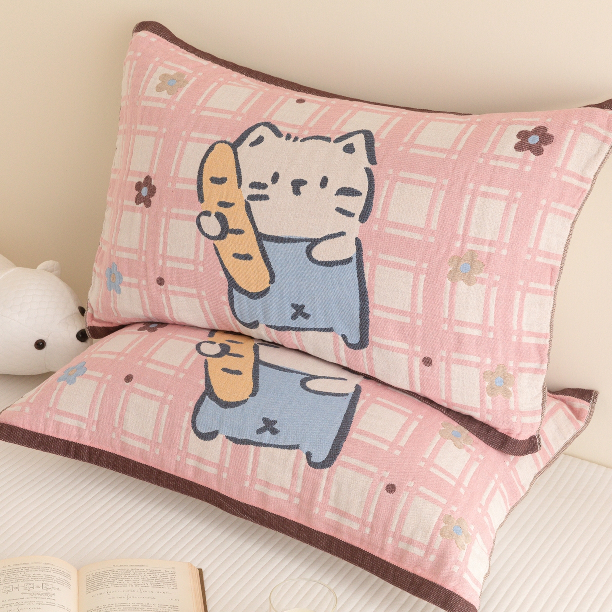 91家纺网 家纺一手货源 找家纺 乐家毛巾被（工厂自产自销） 2026新款四层色织全棉提花纱布软萌枕巾 面包小猫