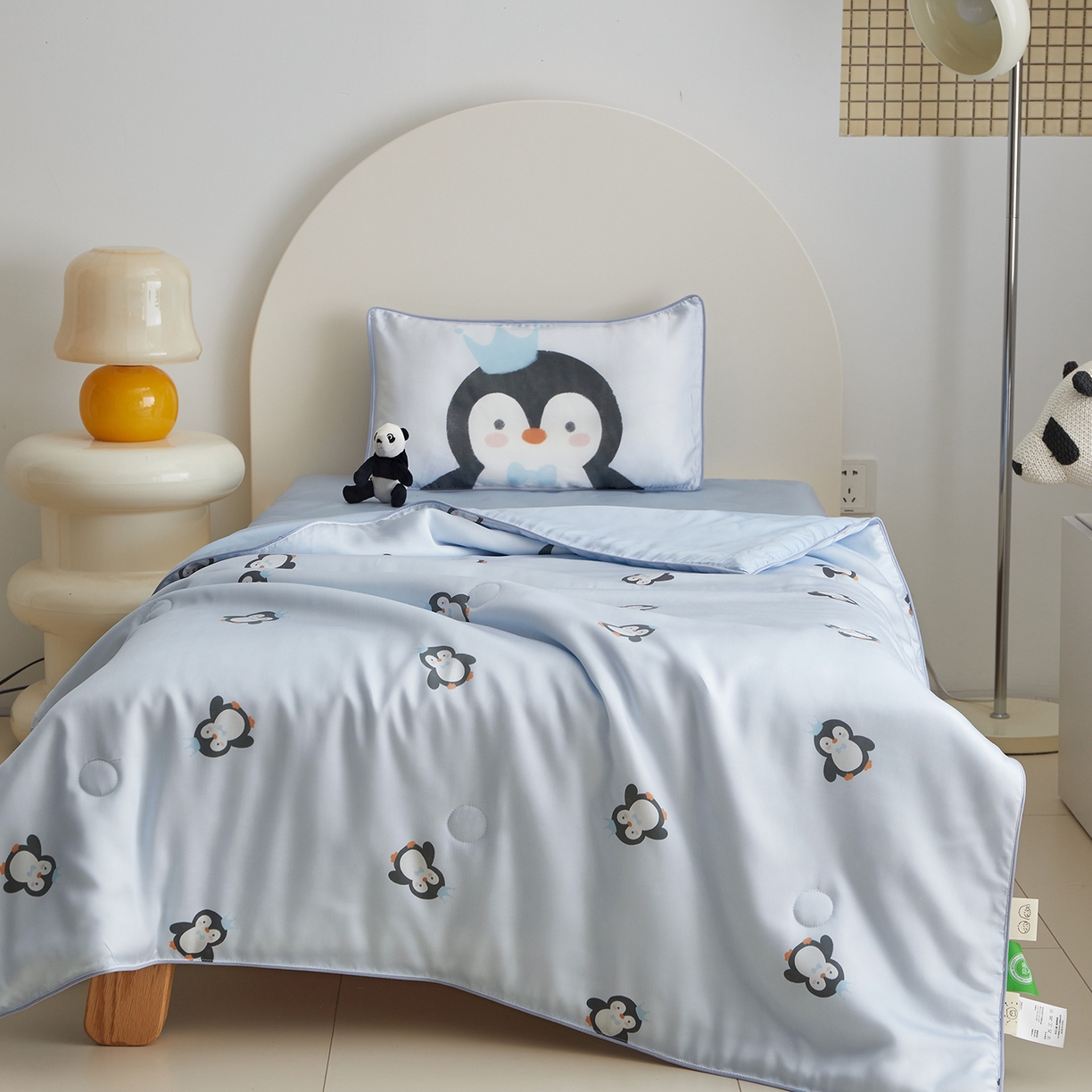 91家纺网 家纺一手货源 找家纺 荷马之梦 2026新款A类60s兰精天丝原创手绘卡通大豆纤维儿童夏被 花生企鹅