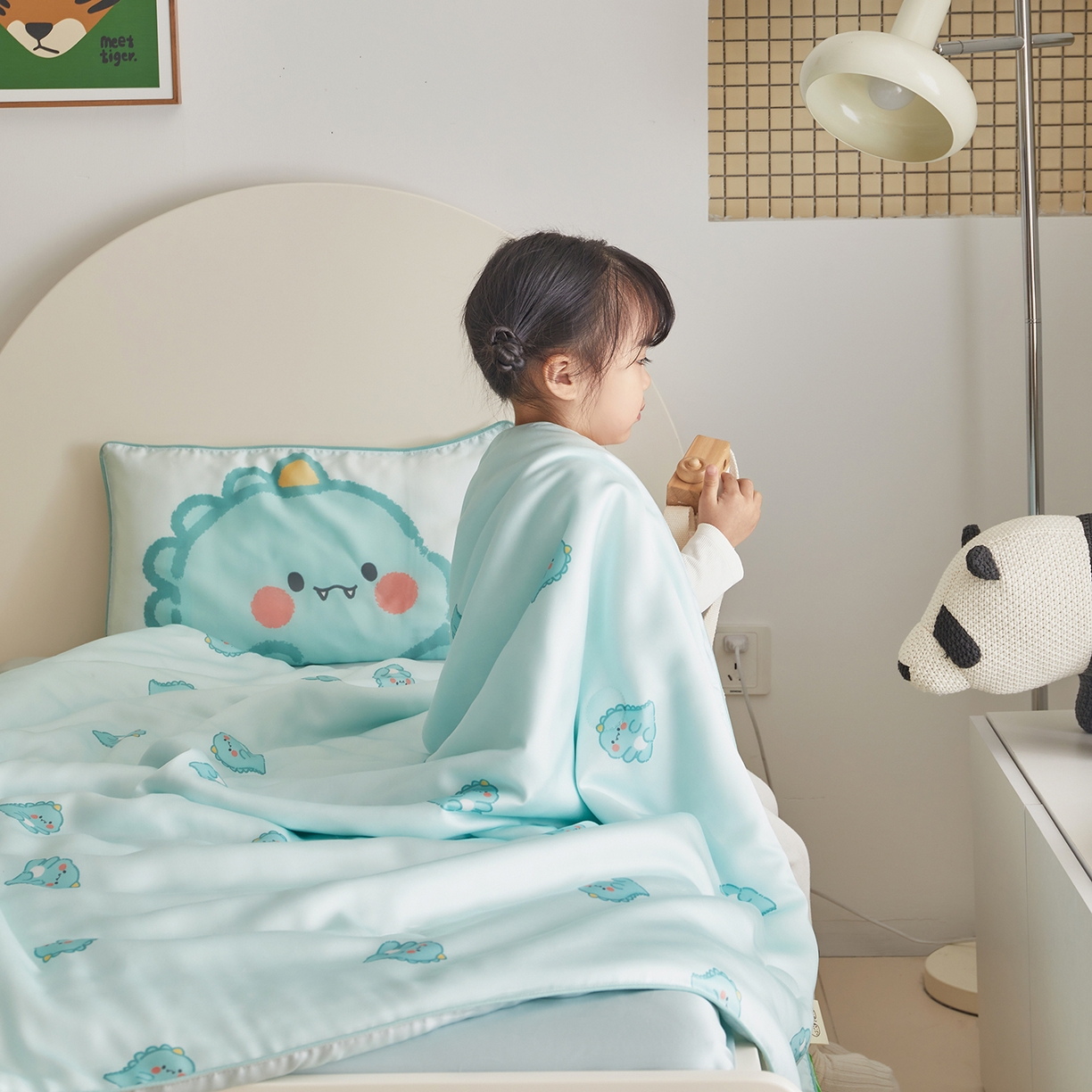 91家纺网 家纺一手货源 找家纺 荷马之梦 2026新款A类60s兰精天丝原创手绘卡通大豆纤维儿童夏被 亲亲恐龙