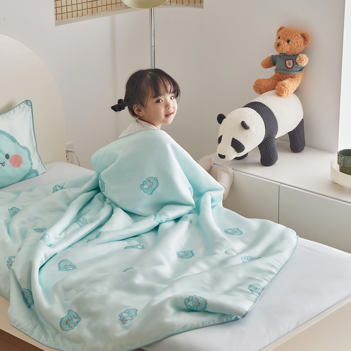 91家纺网 家纺一手货源 找家纺 荷马之梦 2026新款A类60s兰精天丝原创手绘卡通大豆纤维儿童夏被 亲亲恐龙