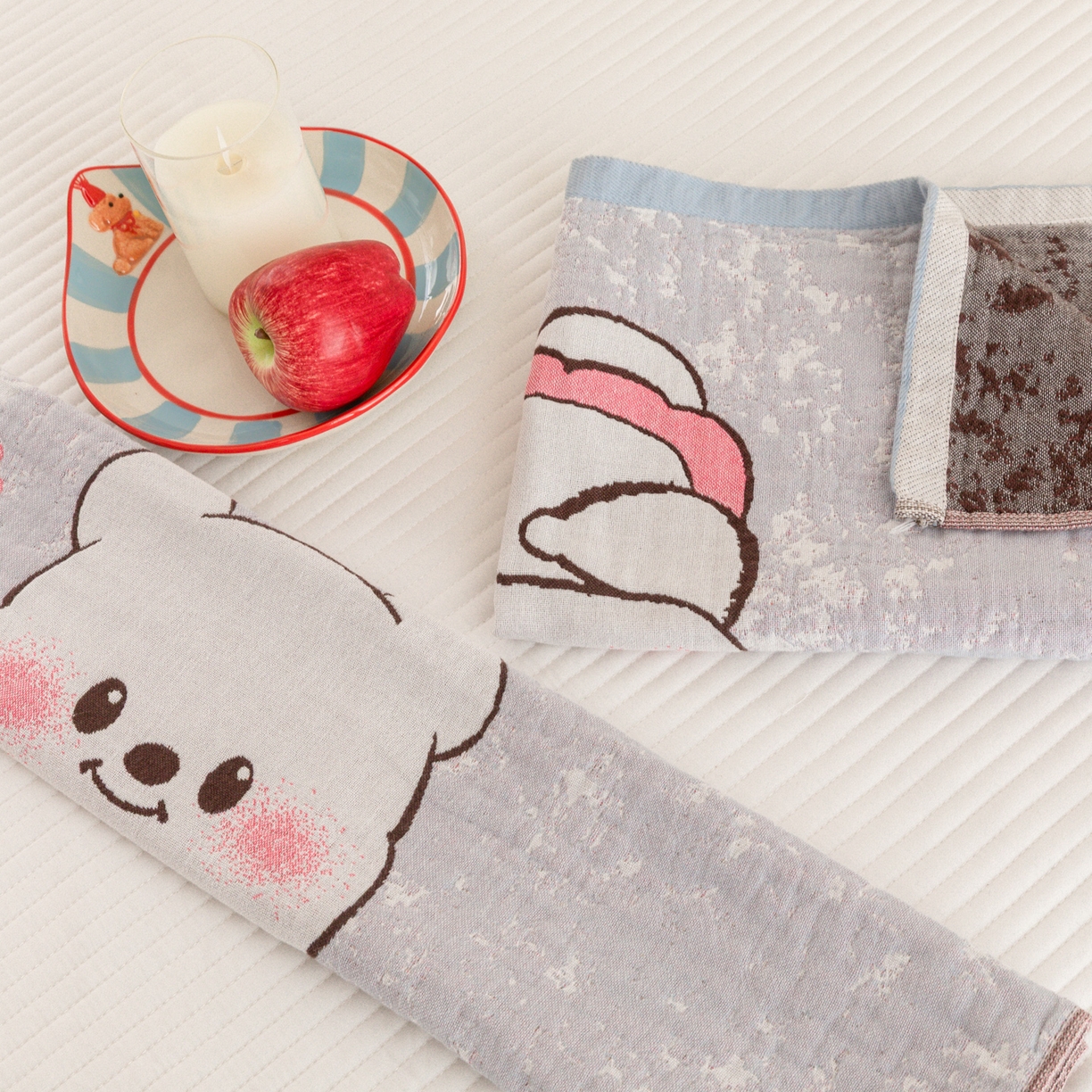 91家纺网 家纺一手货源 找家纺 乐家毛巾被（工厂自产自销） 2026新款四层色织全棉提花纱布软萌枕巾 花花小熊