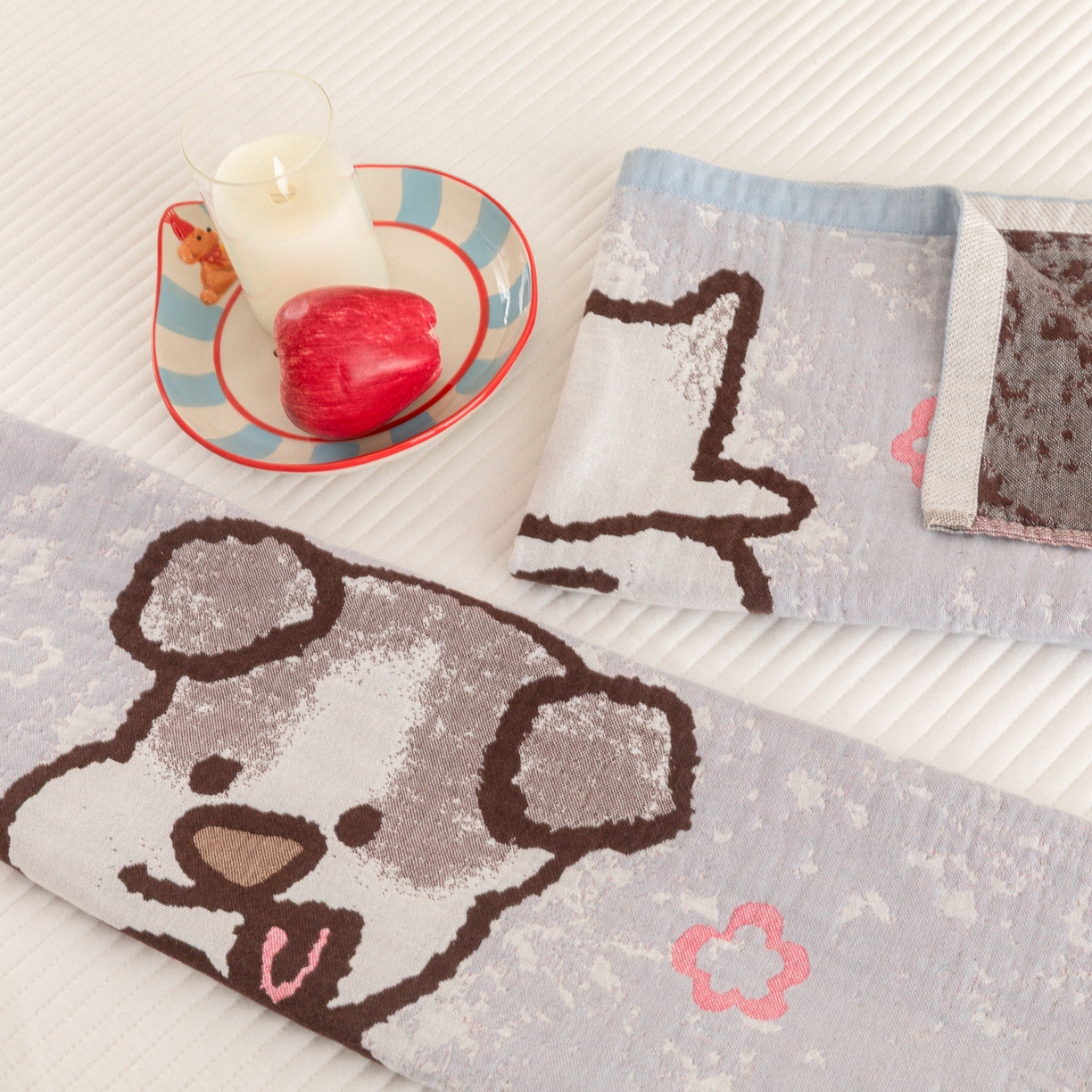 91家纺网 家纺一手货源 找家纺 乐家毛巾被（工厂自产自销） 2026新款四层色织全棉提花纱布软萌枕巾 调皮小狗