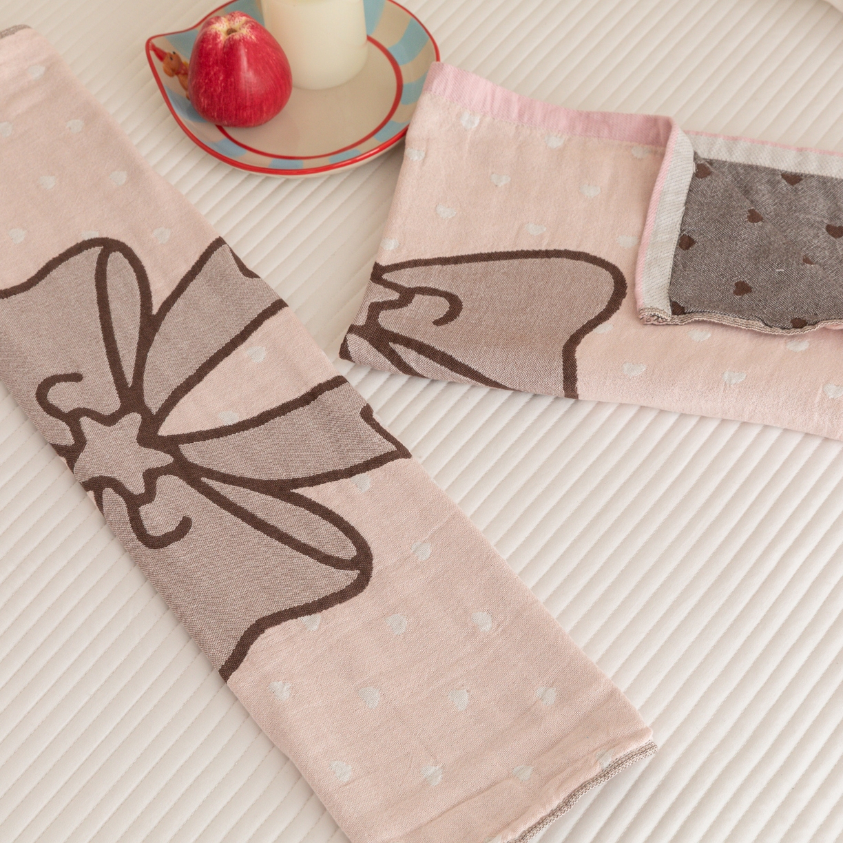 91家纺网 家纺一手货源 找家纺 乐家毛巾被（工厂自产自销） 2026新款四层色织全棉提花纱布软萌枕巾 蝴蝶结