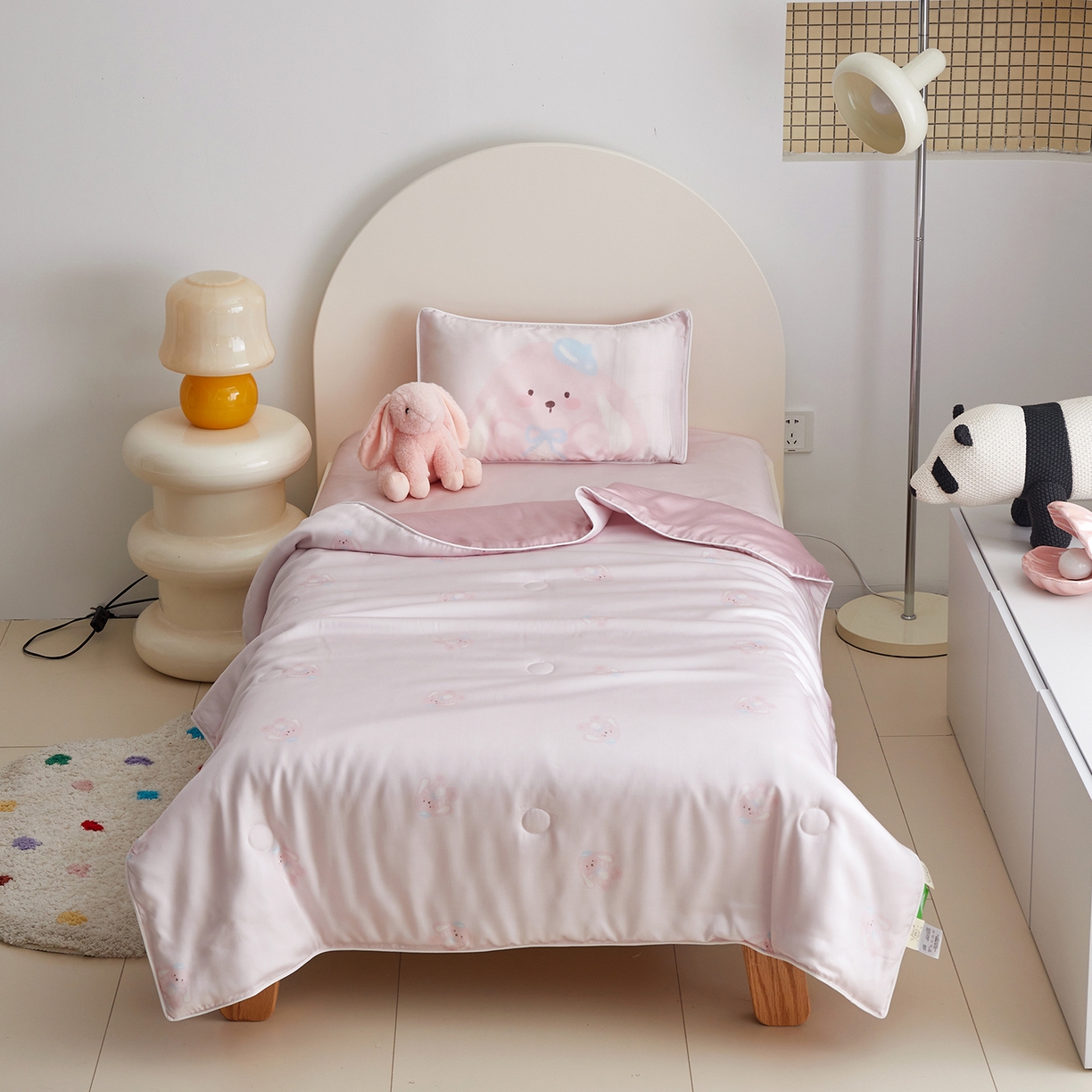 91家纺网 家纺一手货源 找家纺 荷马之梦 2026新款A类60s兰精天丝原创手绘卡通大豆纤维儿童夏被 米米兔