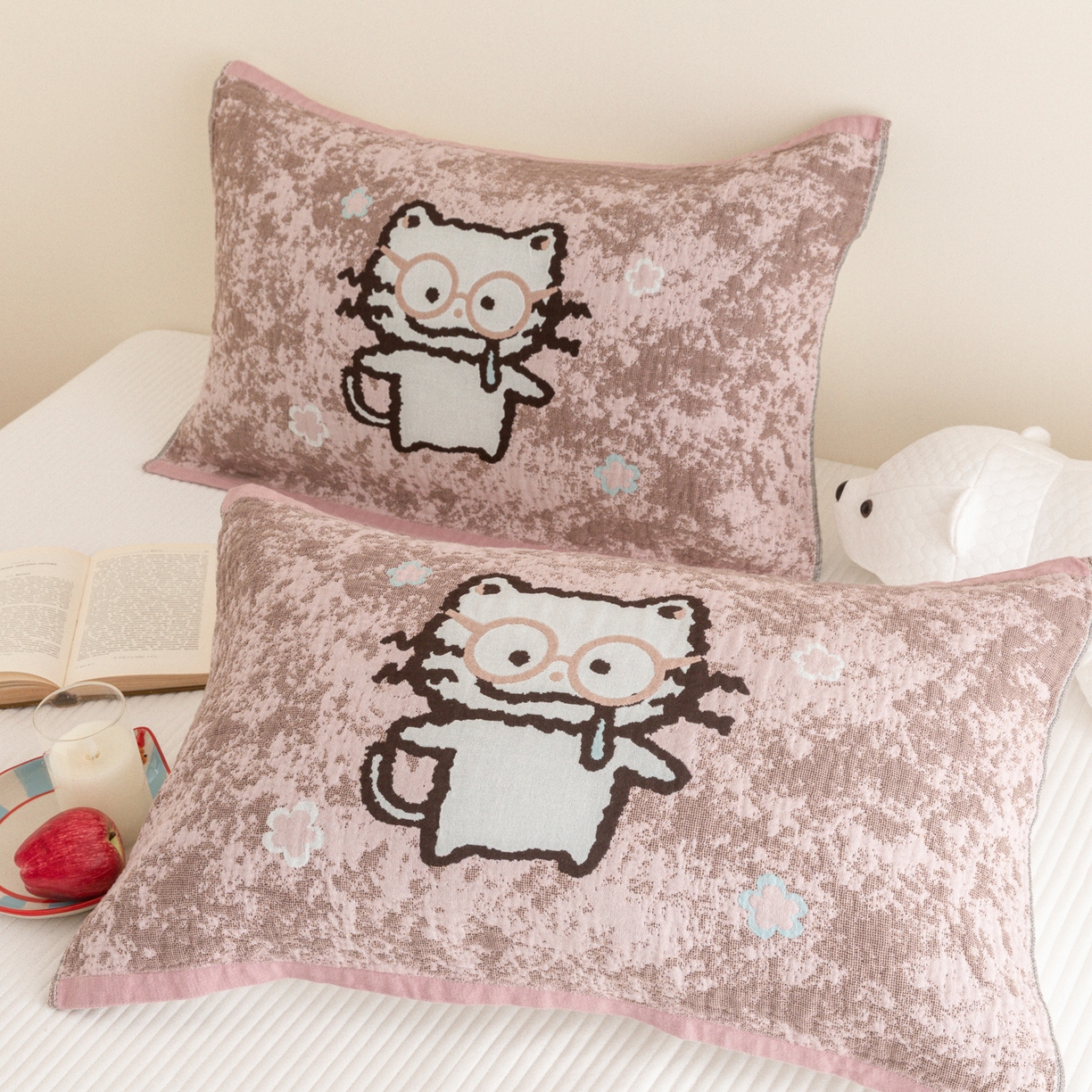 91家纺网 家纺一手货源 找家纺 乐家毛巾被（工厂自产自销） 2026新款四层色织全棉提花纱布软萌枕巾 眼镜猫