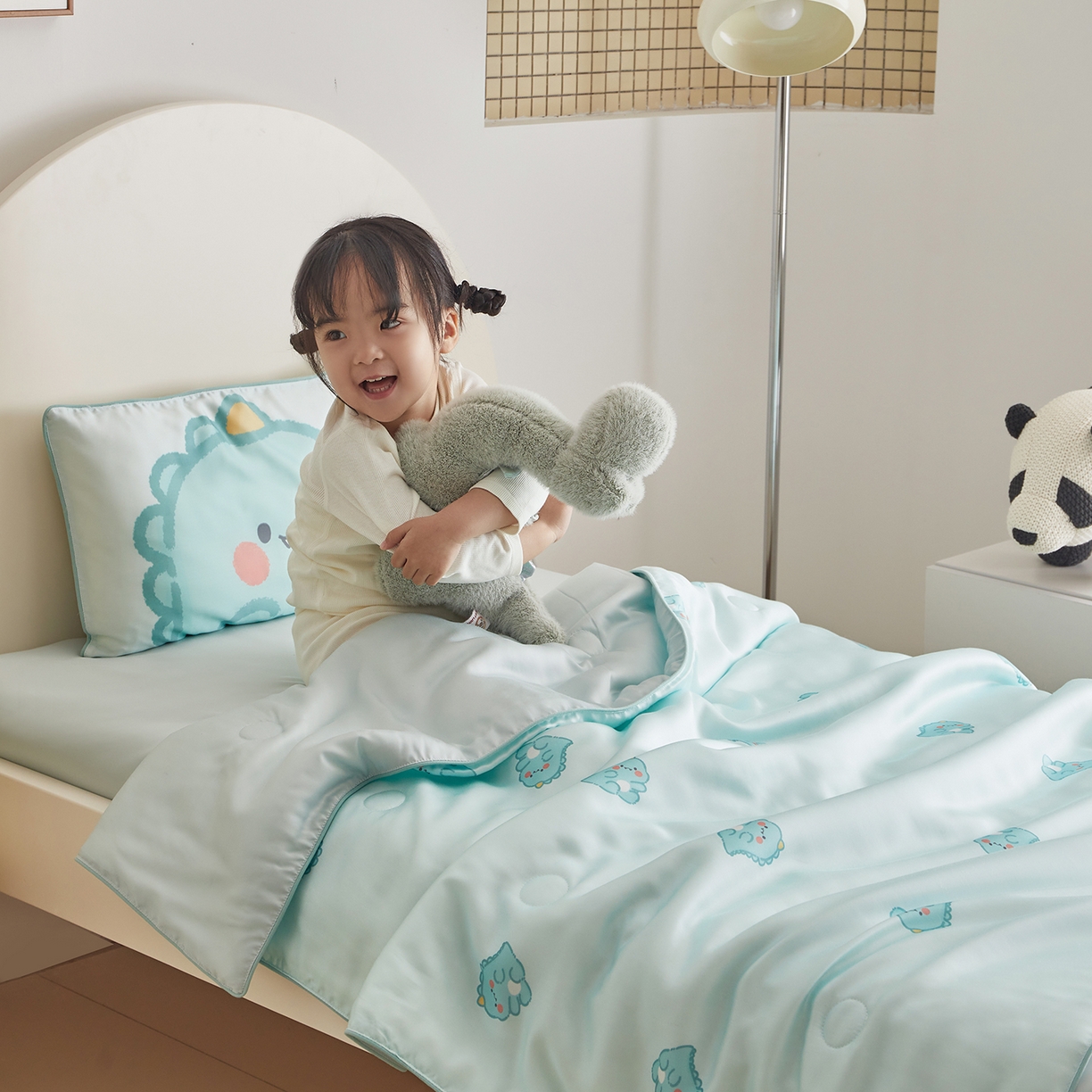 91家纺网 家纺一手货源 找家纺 荷马之梦 2026新款A类60s兰精天丝原创手绘卡通大豆纤维儿童夏被 亲亲恐龙