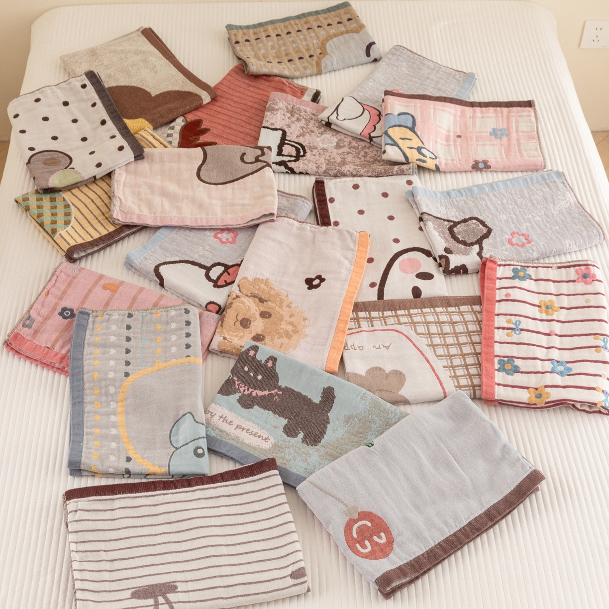 91家纺网 家纺一手货源 找家纺 乐家毛巾被（工厂自产自销） 2026新款四层色织全棉提花纱布软萌枕巾 组合图