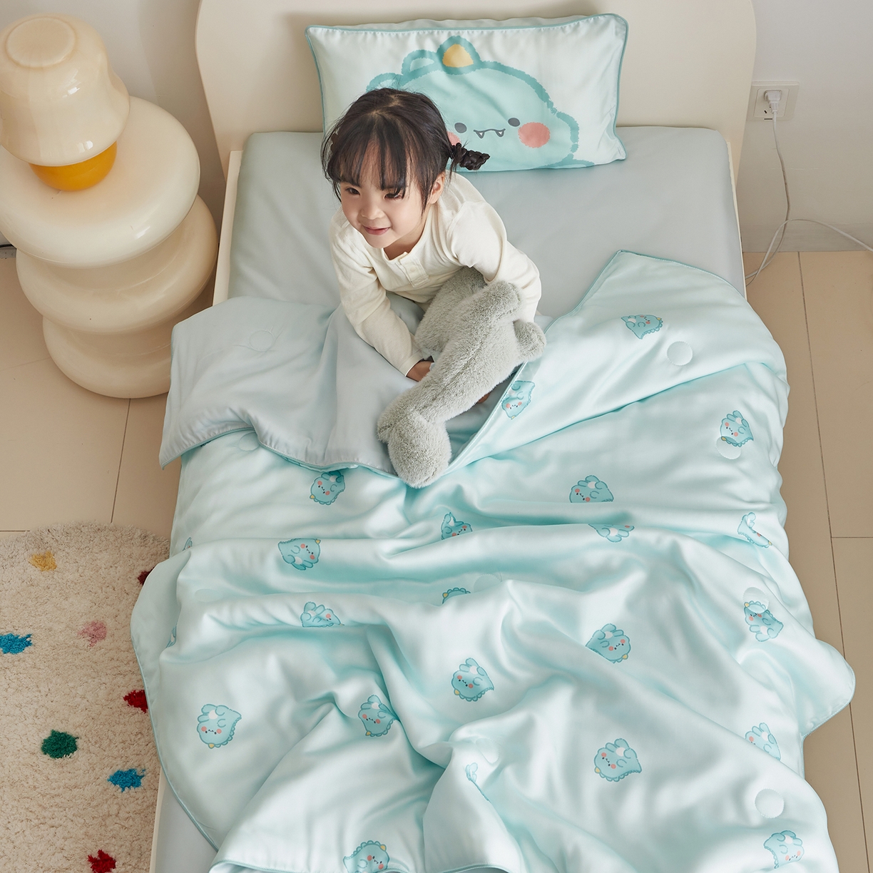 91家纺网 家纺一手货源 找家纺 荷马之梦 2026新款A类60s兰精天丝原创手绘卡通大豆纤维儿童夏被 亲亲恐龙