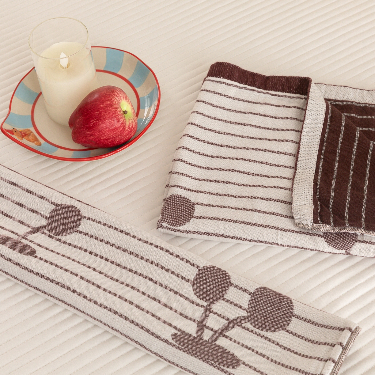 91家纺网 家纺一手货源 找家纺 乐家毛巾被（工厂自产自销） 2026新款四层色织全棉提花纱布软萌枕巾 条纹樱桃