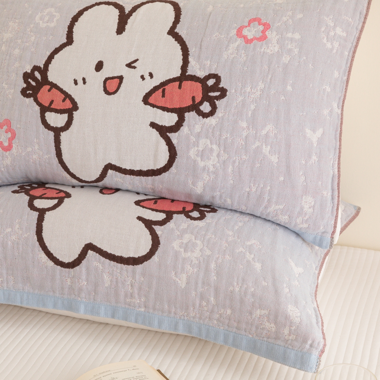 91家纺网 家纺一手货源 找家纺 乐家毛巾被（工厂自产自销） 2026新款四层色织全棉提花纱布软萌枕巾 萝卜兔子