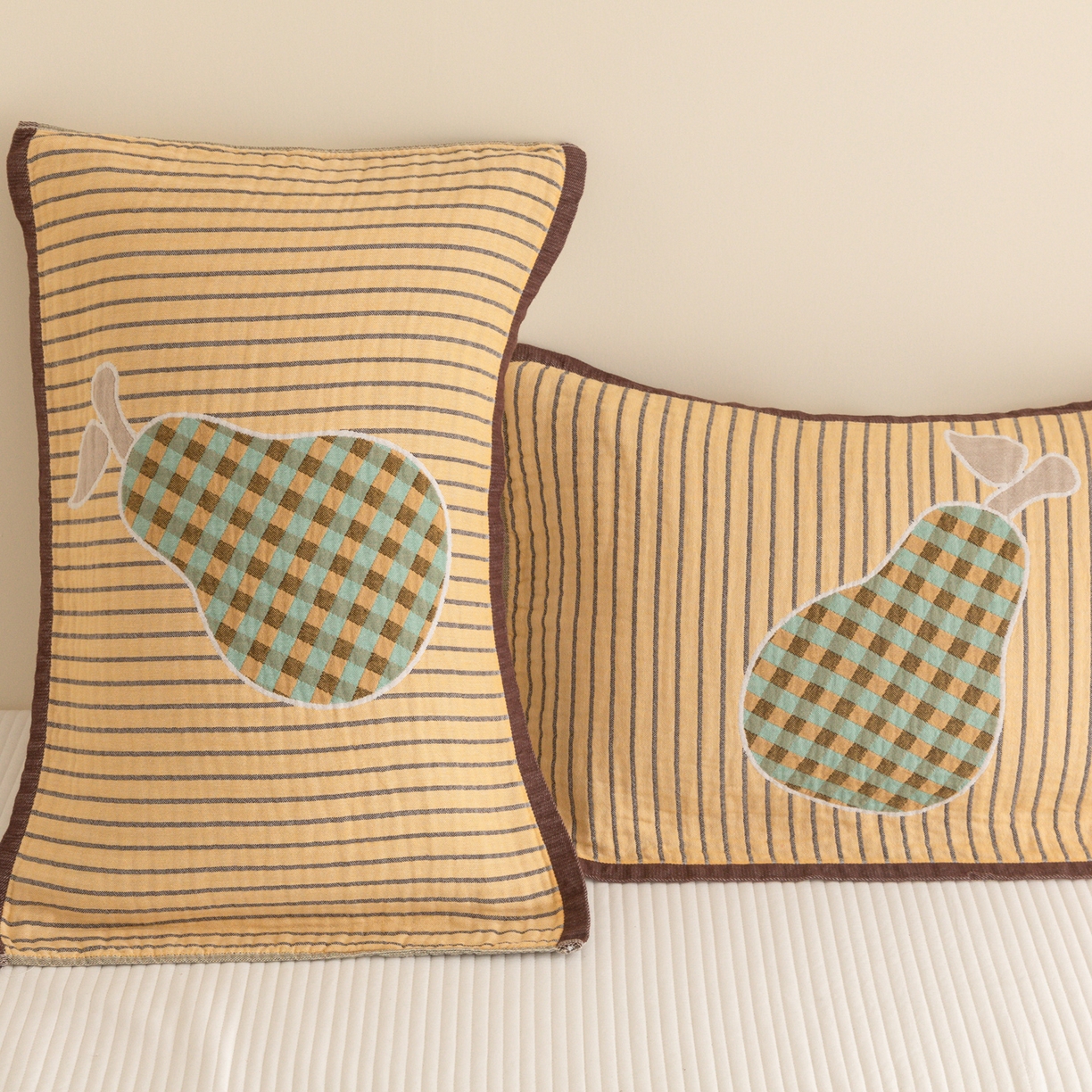 91家纺网 家纺一手货源 找家纺 乐家毛巾被（工厂自产自销） 2026新款四层色织全棉提花纱布软萌枕巾 条纹鸭梨