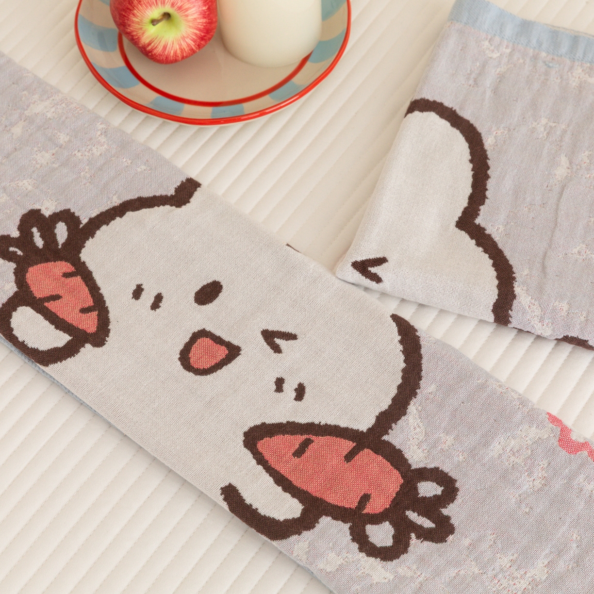 91家纺网 家纺一手货源 找家纺 乐家毛巾被（工厂自产自销） 2026新款四层色织全棉提花纱布软萌枕巾 萝卜兔子