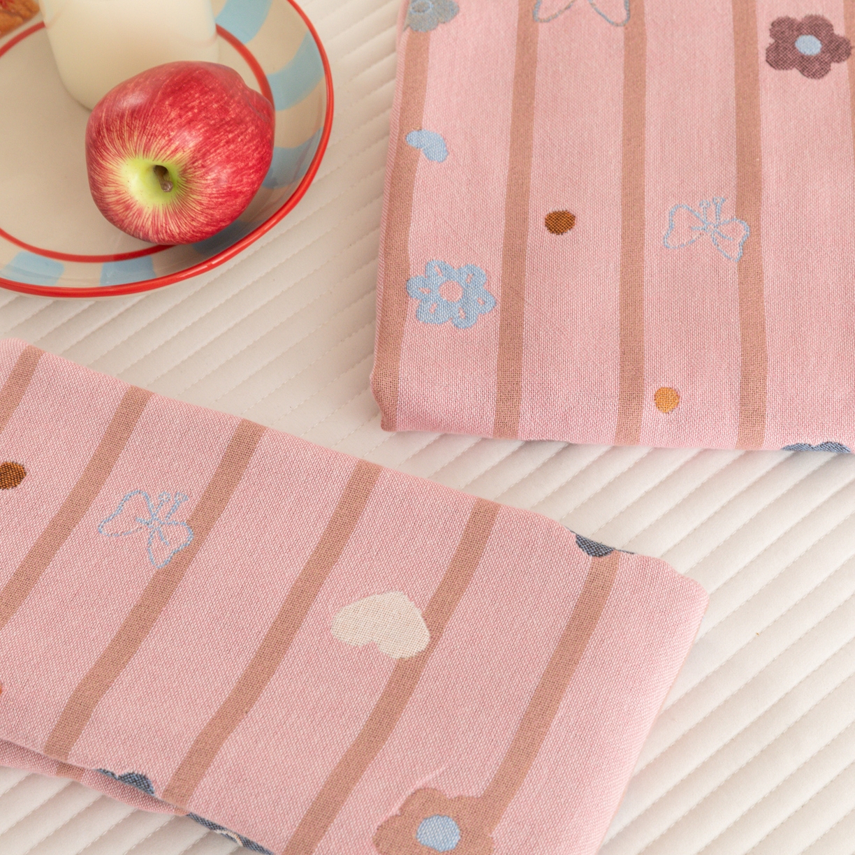 91家纺网 家纺一手货源 找家纺 乐家毛巾被（工厂自产自销） 2026新款四层色织全棉提花纱布软萌枕巾 粉底条纹花