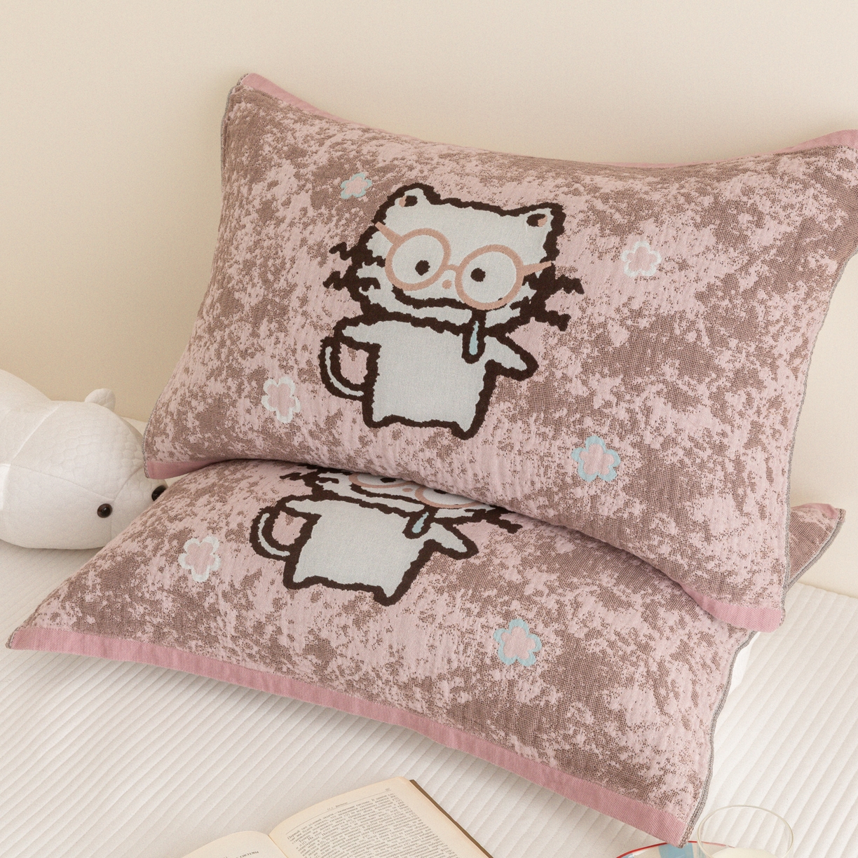 91家纺网 家纺一手货源 找家纺 乐家毛巾被（工厂自产自销） 2026新款四层色织全棉提花纱布软萌枕巾 眼镜猫