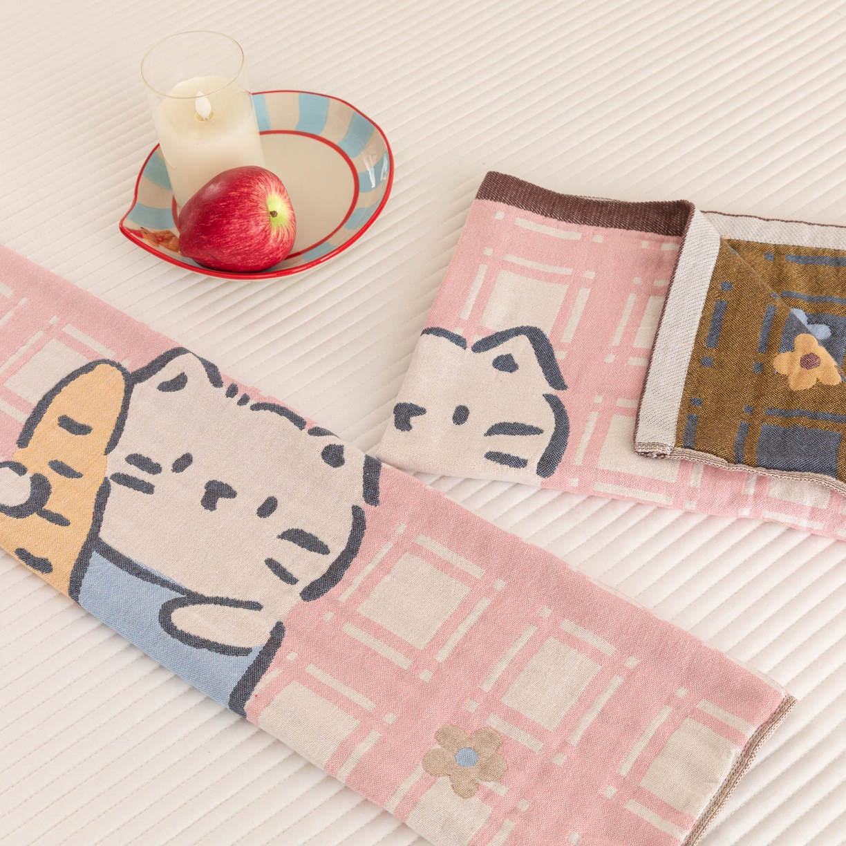 91家纺网 家纺一手货源 找家纺 乐家毛巾被（工厂自产自销） 2026新款四层色织全棉提花纱布软萌枕巾 面包小猫