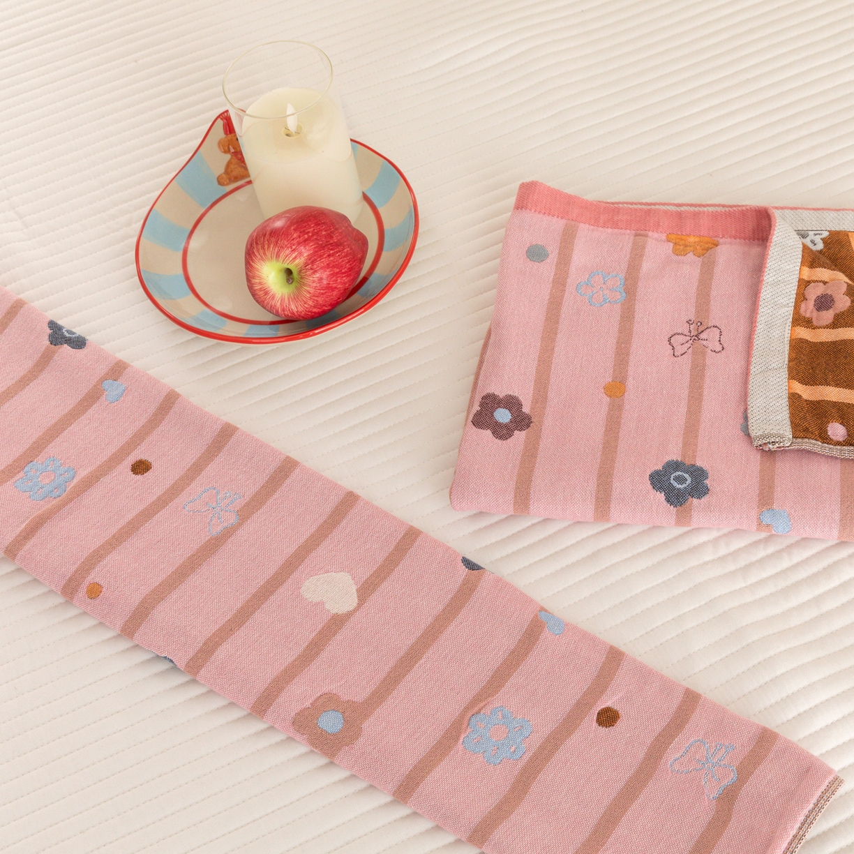 91家纺网 家纺一手货源 找家纺 乐家毛巾被（工厂自产自销） 2026新款四层色织全棉提花纱布软萌枕巾 粉底条纹花