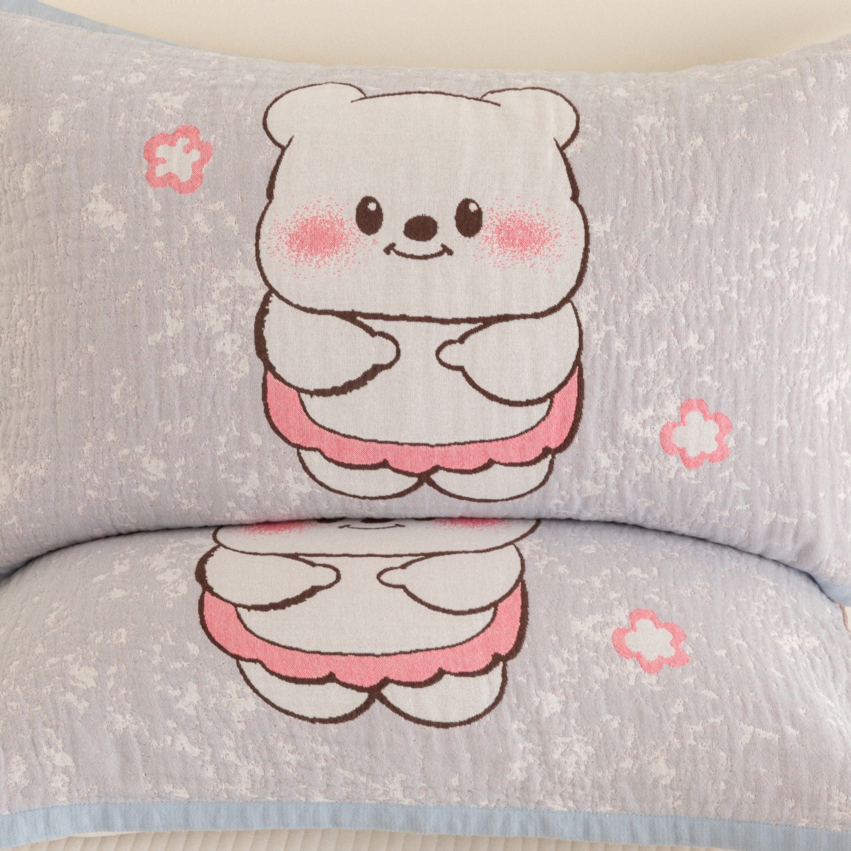 91家纺网 家纺一手货源 找家纺 乐家毛巾被（工厂自产自销） 2026新款四层色织全棉提花纱布软萌枕巾 花花小熊