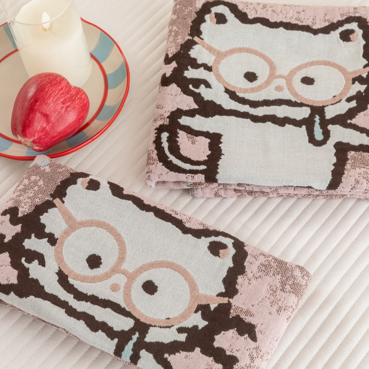 91家纺网 家纺一手货源 找家纺 乐家毛巾被（工厂自产自销） 2026新款四层色织全棉提花纱布软萌枕巾 眼镜猫